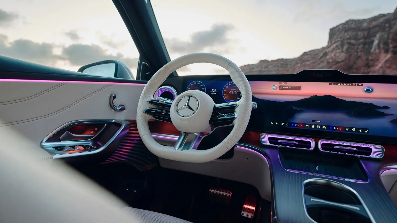 Cockpit des Mercedes GLC 400: Der Armaturenträger wird von einer riesigen Bildschirmlandschaft dominiert.
