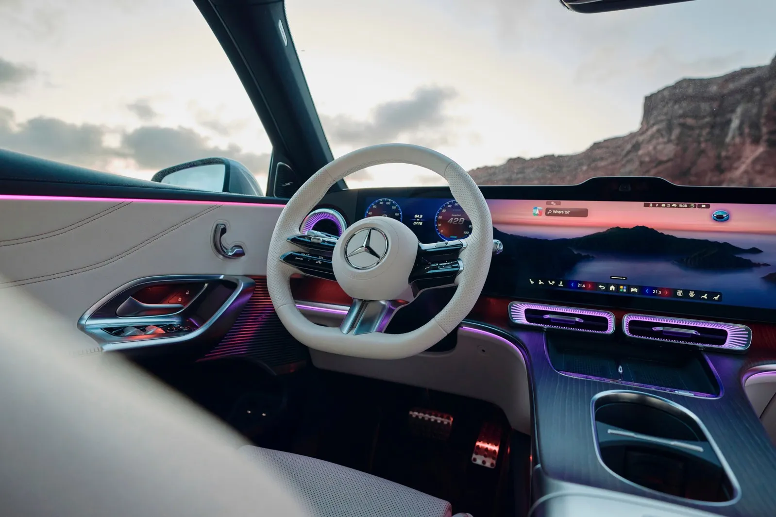 Cockpit des Mercedes GLC 400: Der Armaturenträger wird von einer riesigen Bildschirmlandschaft dominiert.