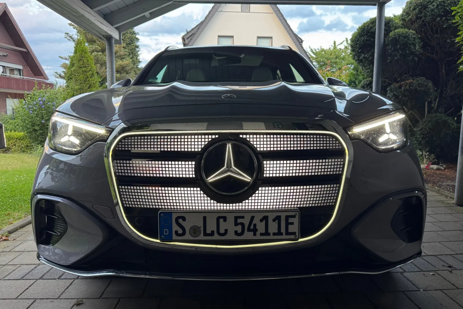 Mercedes GLC 400: Das Gesicht mit dem mächtigen Kühlergrill und dem großen Stern ist zumindest gewöhnungsbedürftig.