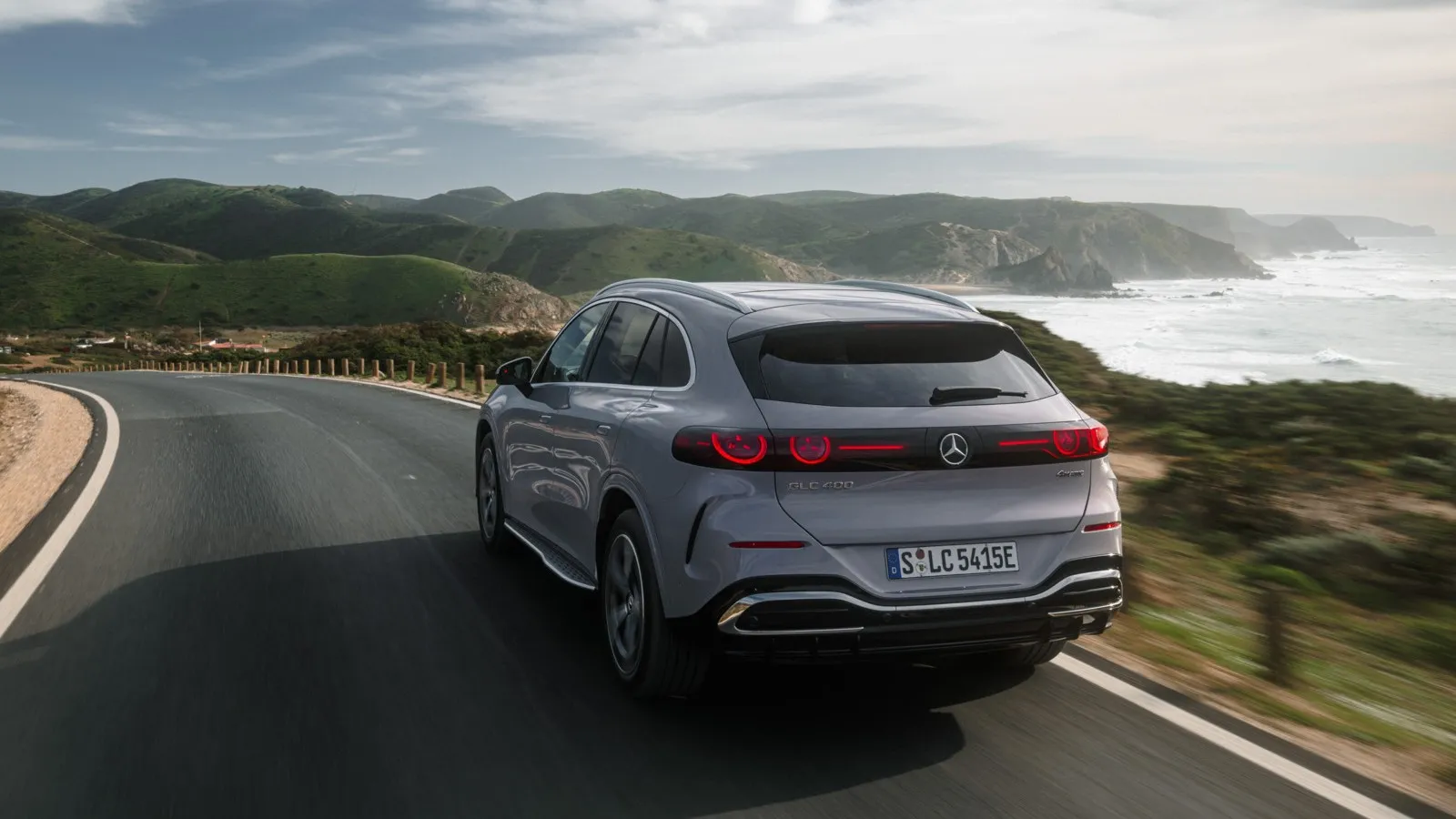 Das Dach des GLC 400 neigt sich coupártig nach hinten.