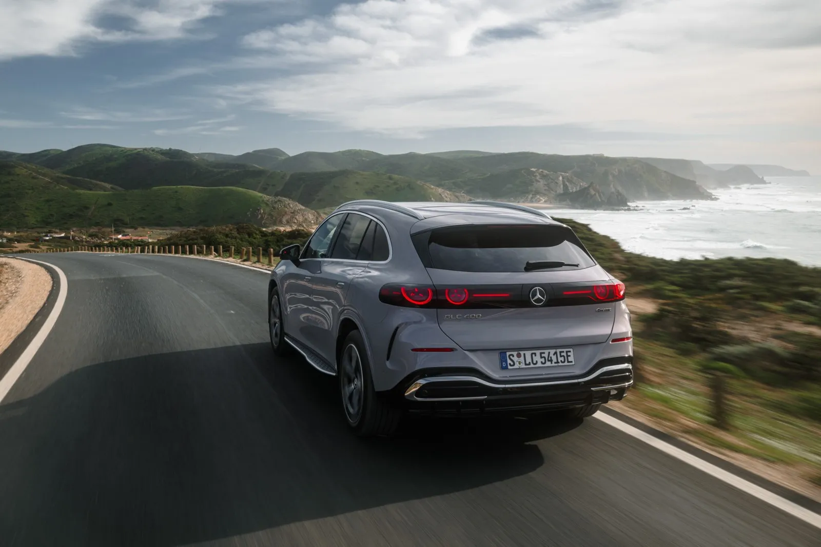 Das Dach des GLC 400 neigt sich coupártig nach hinten.