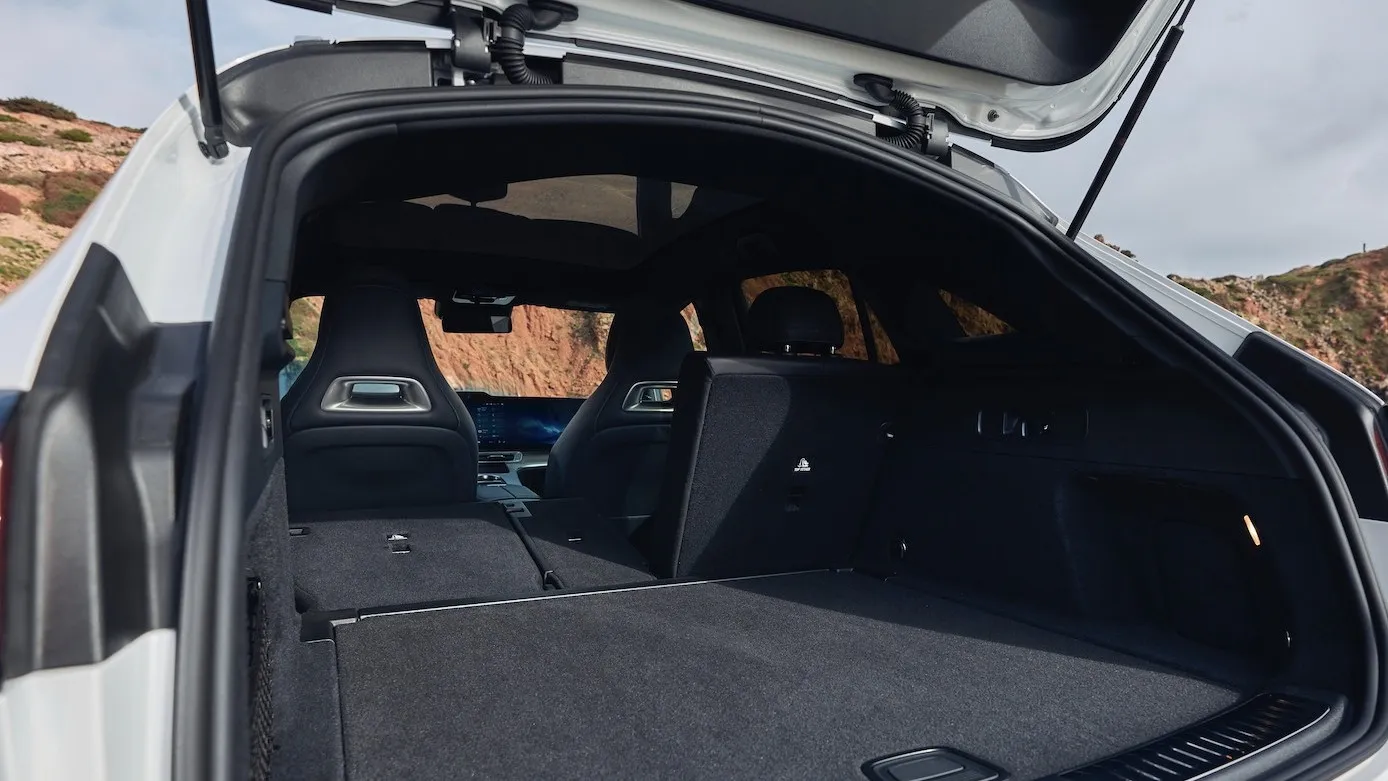 Der Kofferraum im Mercedes GLC EQ kann von 570 bis auf 1.740 Liter erweitert werden.