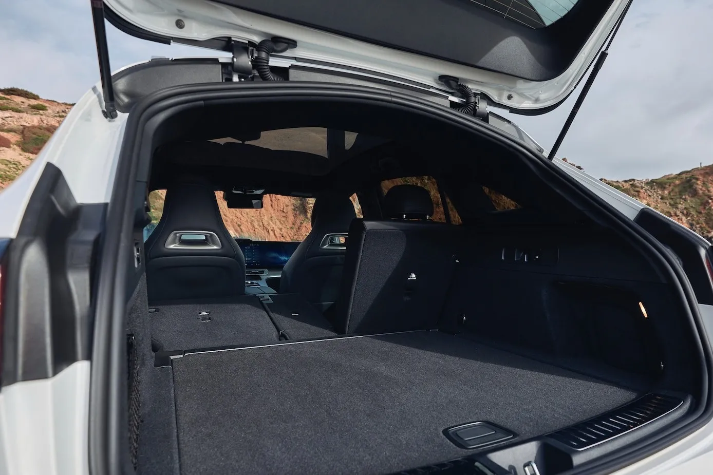 Der Kofferraum im Mercedes GLC EQ kann von 570 bis auf 1.740 Liter erweitert werden.