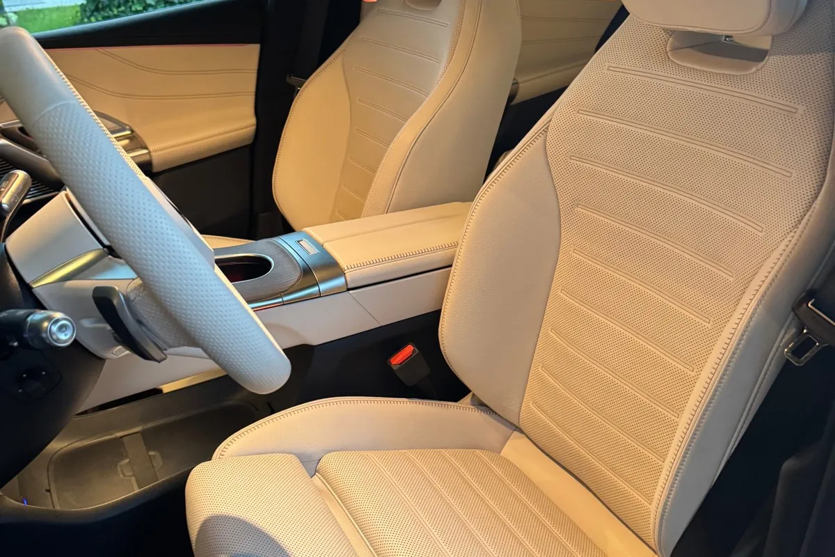 Die vorderen Sitze geben im GLC 400 guten Halt und sind gut gepolstert.