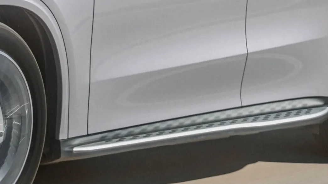 Mercedes GLC 400: Das optional verfügbare seitliche Trittbrett ist bei schlechtem Wetter fast ein Garant für Schmutzränder an der Beinbekleidung.