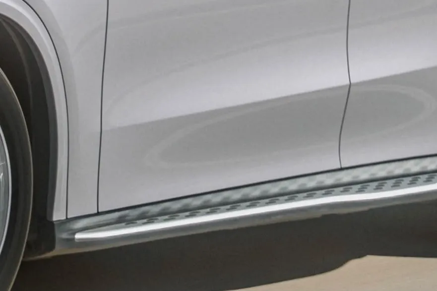 Mercedes GLC 400: Das optional verfügbare seitliche Trittbrett ist bei schlechtem Wetter fast ein Garant für Schmutzränder an der Beinbekleidung.