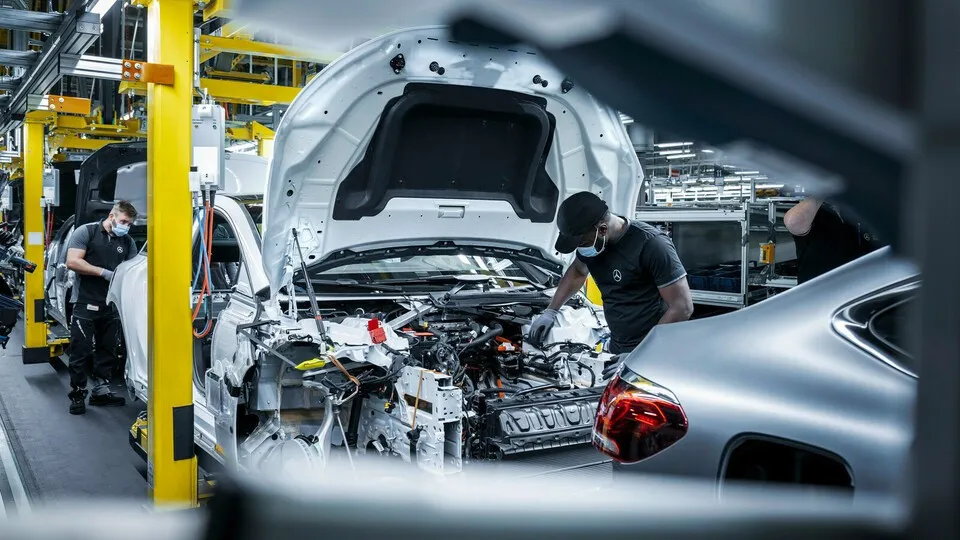 Mercedes richtet vier europäische Werke auf die Fertigung von E-Auto aus.