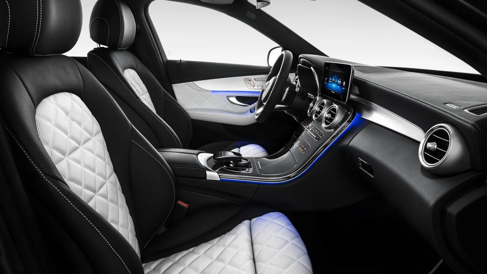 Mercedes-Benz C-Klasse Limousine AMG-Line, Exterieur: designo selenitgrau magno, Interieur: Leder platinweiß pearl/schwarz 

Mercedes-Benz C-Class Sedan AMG line, exterior: designo selenite grey magno, interior: platinium white pearl/black