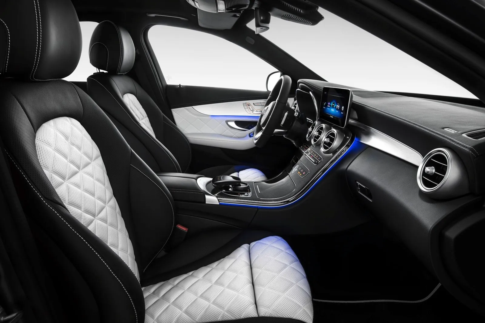 Mercedes-Benz C-Klasse Limousine AMG-Line, Exterieur: designo selenitgrau magno, Interieur: Leder platinweiß pearl/schwarz 

Mercedes-Benz C-Class Sedan AMG line, exterior: designo selenite grey magno, interior: platinium white pearl/black