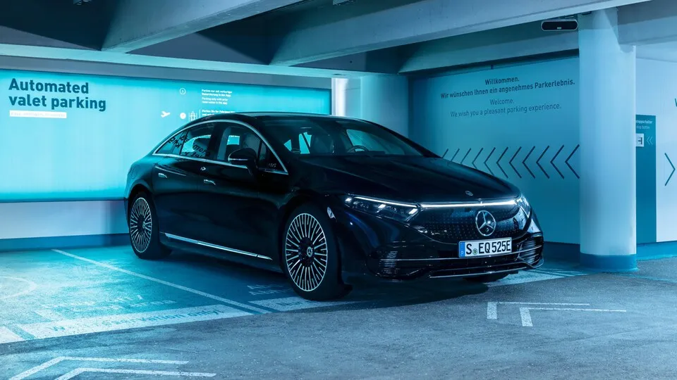 Am Stuttgarter Flughafen parken Fahrzeuge mit entsprechenden Fahrfunktionen künftig vollautomatisch ein.
