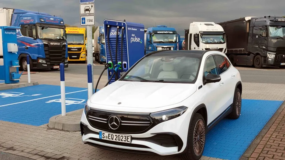 Auch wenn moderne Elektroautos mit bis zu 150 Kilowattstunden geladen werden können, sollten sich deren Fahrer bei Hitze lieber eine schwächere Dose suchen, sagt Geotab.