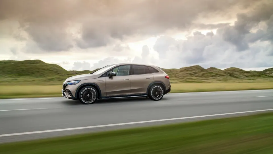 Die EQ-Familie zeigt den dritten Sprössling im Bunde - den EQE SUV.