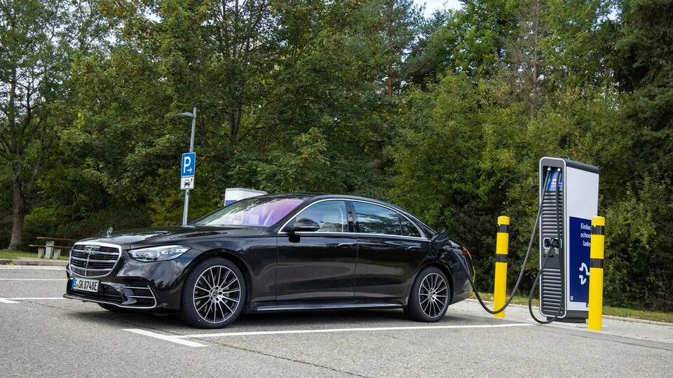 Mercedes hat seinen Ladestromtarif neu ausgerichtet. Bis auf 33 Cent sinken die Kosten pro Kilowattstunde.