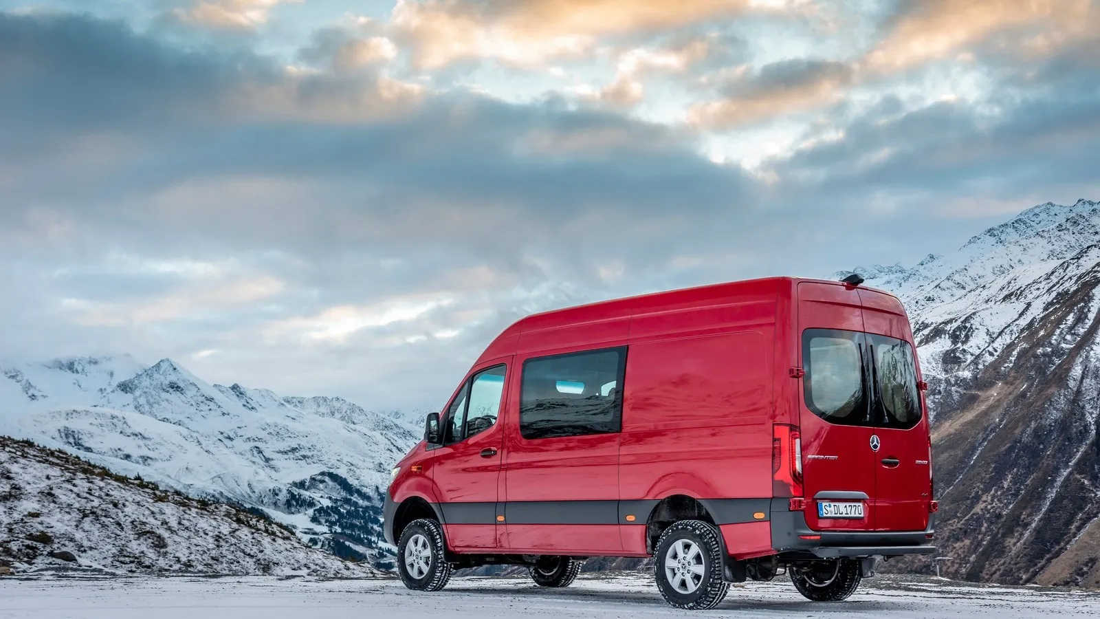 Mercedes-Benz Sprinter – 319 CDI 4x4, 140kW (190 PS), Jupiterrot, Kastenwagen;Kraftstoffverbrauch kombiniert: 9,9 l/ 100km, CO2-Emissionen kombiniert: 261g CO2 /km*

Mercedes-Benz Sprinter – 319 CDI 4x4, 140 kW/ (190 PS), jupiter red, panel Van;combined fuel consumption: 9,9 l/100 km, combined CO2 emissions: 261g CO2 /km*