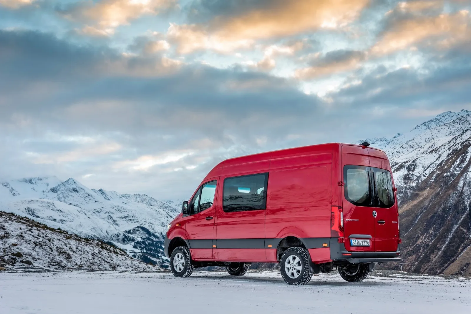 Mercedes-Benz Sprinter –  319 CDI 4x4, 140kW (190 PS), Jupiterrot, Kastenwagen;Kraftstoffverbrauch kombiniert: 9,9 l/ 100km, CO2-Emissionen kombiniert: 261g CO2 /km*

Mercedes-Benz Sprinter – 319 CDI 4x4, 140 kW/ (190 PS), jupiter red, panel Van;combined fuel consumption: 9,9 l/100 km, combined CO2 emissions: 261g CO2 /km*