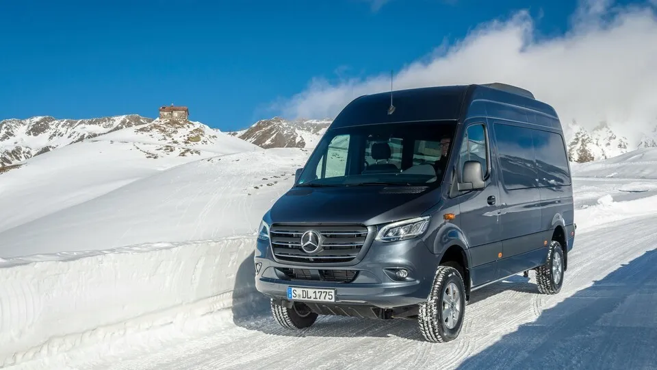 Mercedes-Benz Sprinter – 319 CDI 4x4, 140kW (190 PS), Tenoritgrau metallic, Tourer.;Kraftstoffverbrauch kombiniert: 9,9 l/ 100km, CO2-Emissionen kombiniert: 261g CO2 /km*

Mercedes-Benz Sprinter – 319 CDI 4x4, 140 kW/ (190 PS), tenorit grey metallic, Tou