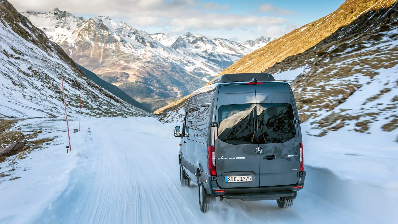 Mercedes-Benz Sprinter – 319 CDI 4x4, 140kW (190 PS), Tenoritgrau metallic, Tourer.;Kraftstoffverbrauch kombiniert: 9,9 l/ 100km, CO2-Emissionen kombiniert: 261g CO2 /km*

Mercedes-Benz Sprinter – 319 CDI 4x4, 140 kW/ (190 PS), tenorit grey metallic, Tourer.;combined fuel consumption: 9,9 l/100 km, combined CO2 emissions: 261g CO2 /km*