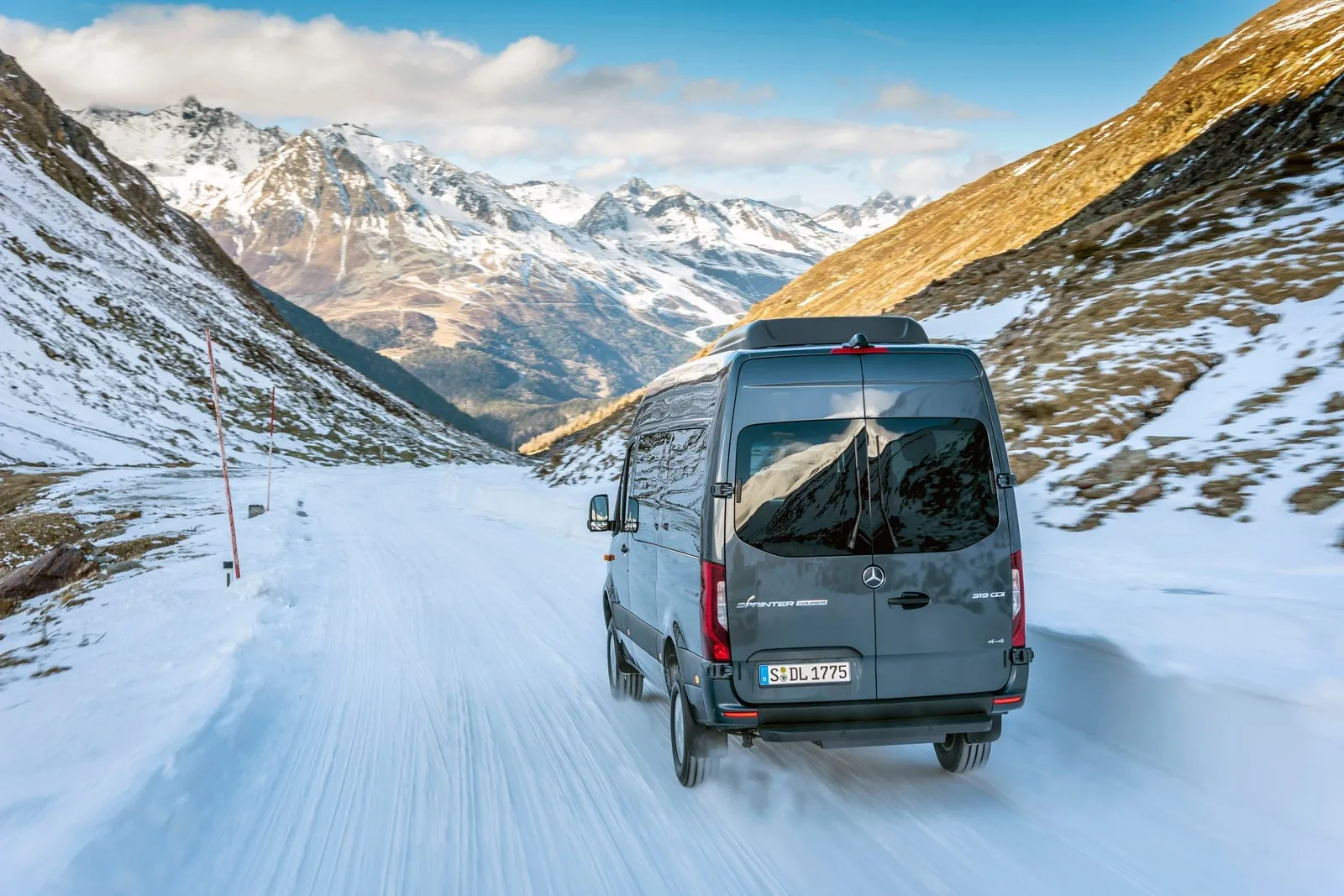 Mercedes-Benz Sprinter – 319 CDI 4x4, 140kW (190 PS), Tenoritgrau metallic, Tourer.;Kraftstoffverbrauch kombiniert: 9,9 l/ 100km, CO2-Emissionen kombiniert: 261g CO2 /km*

Mercedes-Benz Sprinter – 319 CDI 4x4, 140 kW/ (190 PS), tenorit grey metallic, Tourer.;combined fuel consumption: 9,9 l/100 km, combined CO2 emissions: 261g CO2 /km*