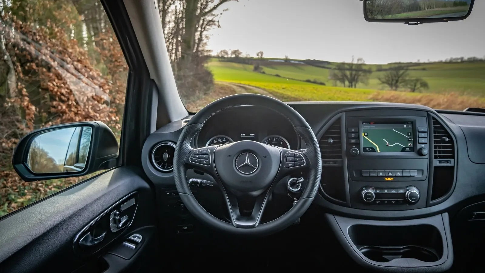 Schön gemacht: Die Kombination aus moderner Fahrerumgebung und Nutzfahrzeug-Charakter im Armaturenbrett fasst das Konzept des Vito in einem Bild zusammen.