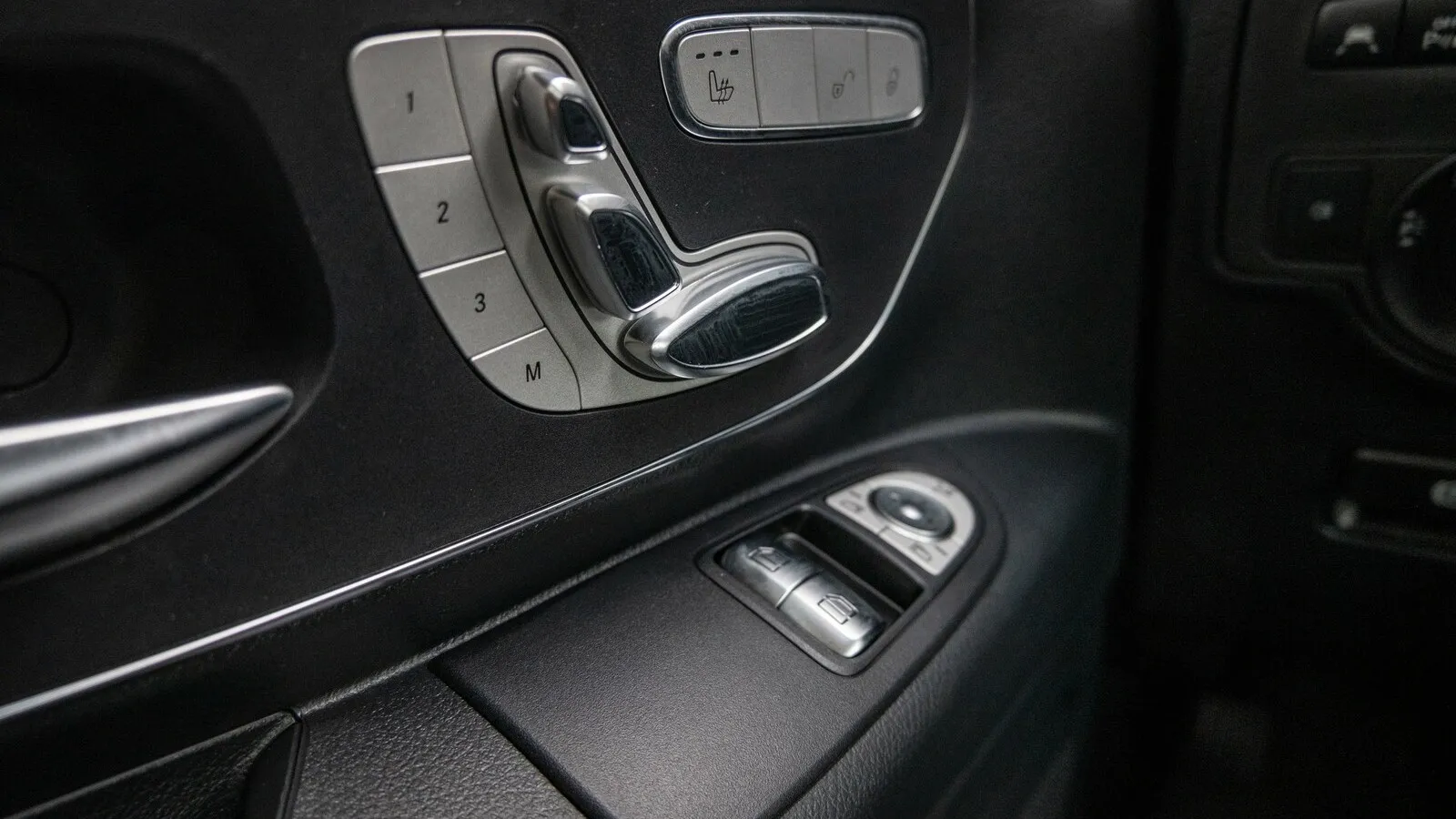 Memory für die Großen: Wie in einer Limousine werden im Vito die Sitzeinstellungen per Wählhebel an der Tür vorgenommen und gespeichert – für 1185 Euro je Sitz.