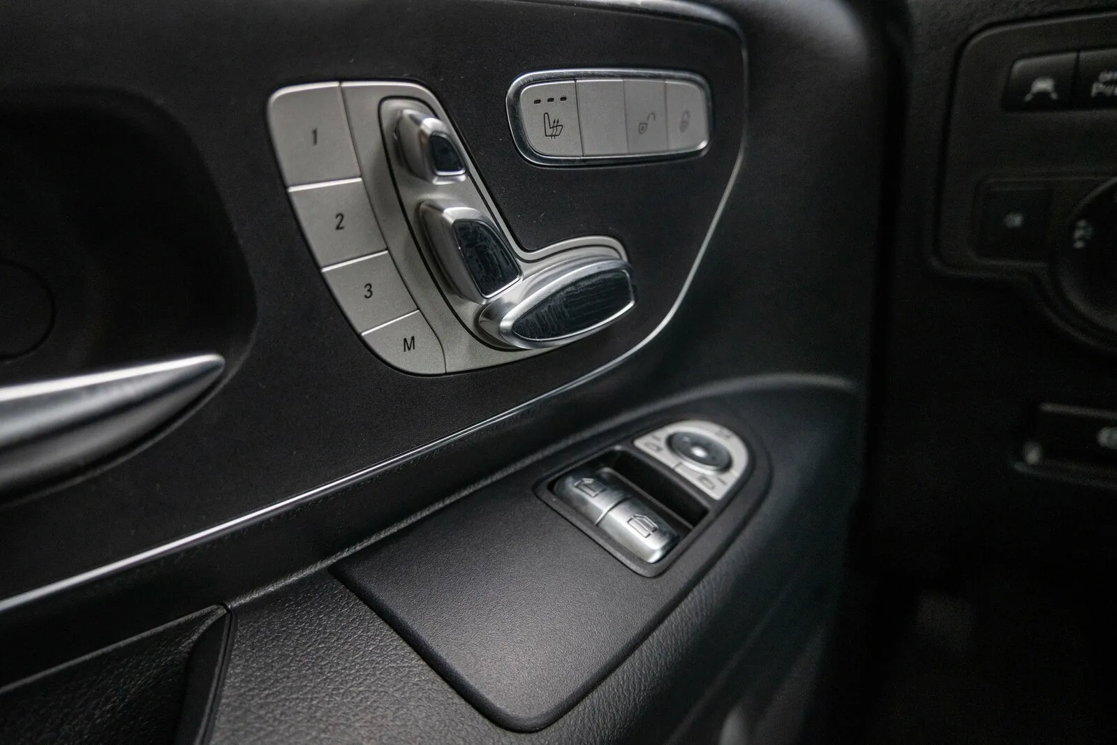 Memory für die Großen: Wie in einer Limousine werden im Vito die Sitzeinstellungen per Wählhebel an der Tür vorgenommen und gespeichert – für 1185 Euro je Sitz.