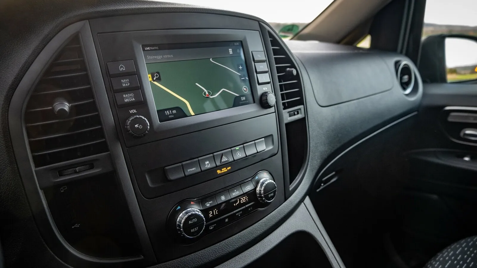 Nervenbündel: Das serienmäßige Radio mit Navigation nimmt Sprachbefehle nur nach festen Mustern entgegen und liefert weniger Sound als ein Bluetooth-Lautsprecher.