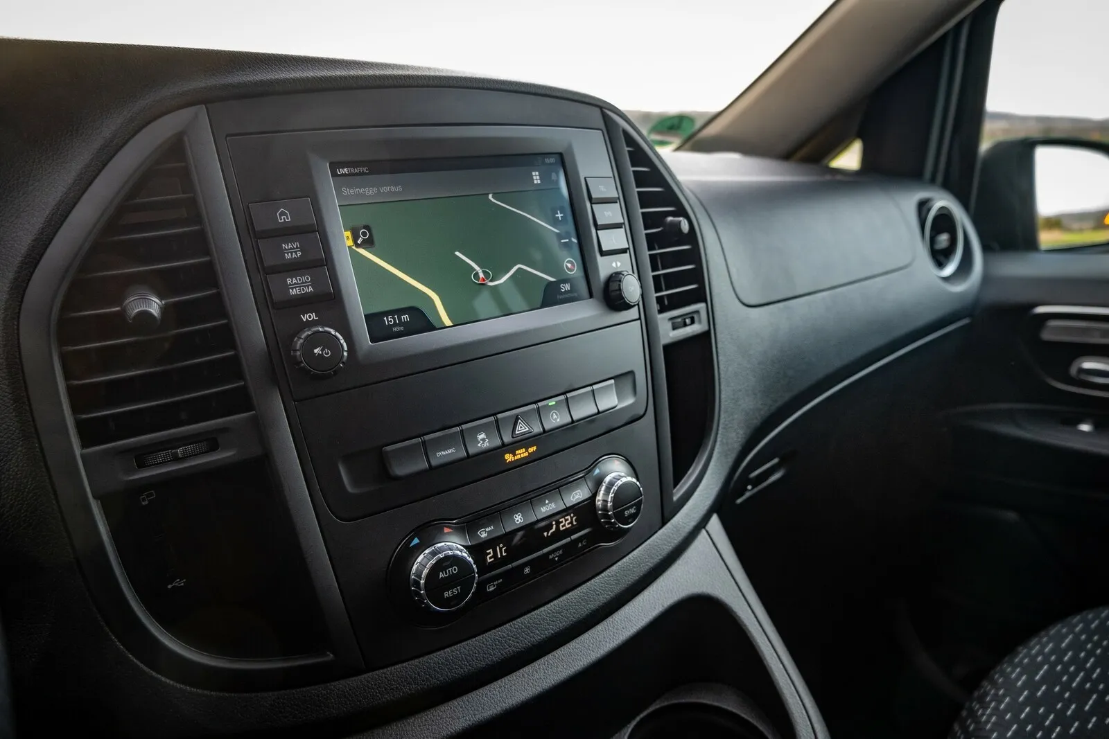 Nervenbündel: Das serienmäßige Radio mit Navigation nimmt Sprachbefehle nur nach festen Mustern entgegen und liefert weniger Sound als ein Bluetooth-Lautsprecher.