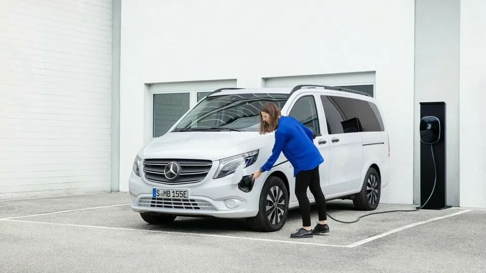 Was der Akku weniger wiegt, darf zugeladen werden: Wer beim e-Vito Tourer oder EQV  den Akku mit 60 kWh statt 90 kWh bestellt, darf 150 Kilogramm mehr mitnehmen, kommt aber nicht mehr so weit.