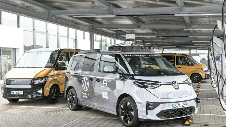 Ein autonomes Testfahrzeug auf Basis des voll elektrischen ID. Buzz ging aus der Zusammenarbeit mit Argo AI hervor.
