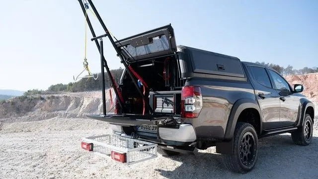 Überraschungspaket: Der Mitsubishi L200 nimmt dank Zubehörpartnern trotz Doppelkabine noch sperriges Gerät auf.