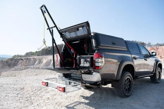 Überraschungspaket: Der Mitsubishi L200 nimmt dank Zubehörpartnern trotz Doppelkabine noch sperriges Gerät auf.