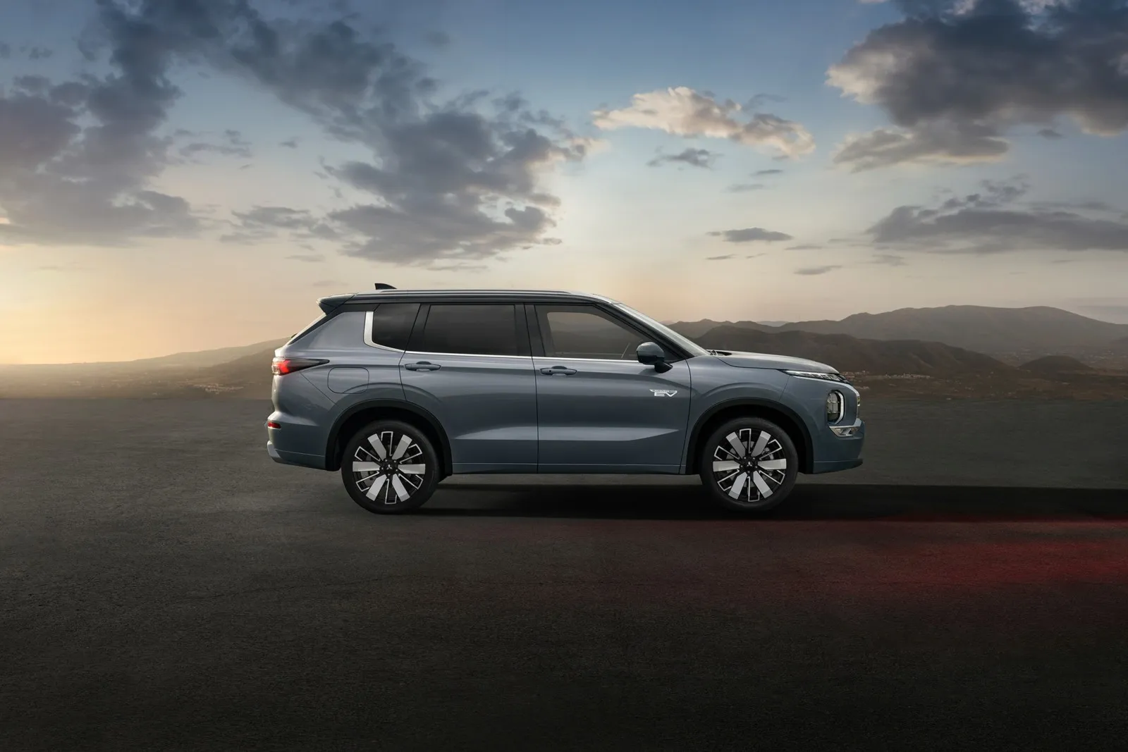 Als leistungsstarker Teilzeitstromer will der neue Outlander im D-Segment vor allem auch mit bestechenden Werten bei Reichweite (ca. 840 Kilometer), Verbrauch (0,8 l/100 km) und Emissionen (18 g/km) sowie einer 5-Jahres-Garantie bis 100.000 Kilometer.