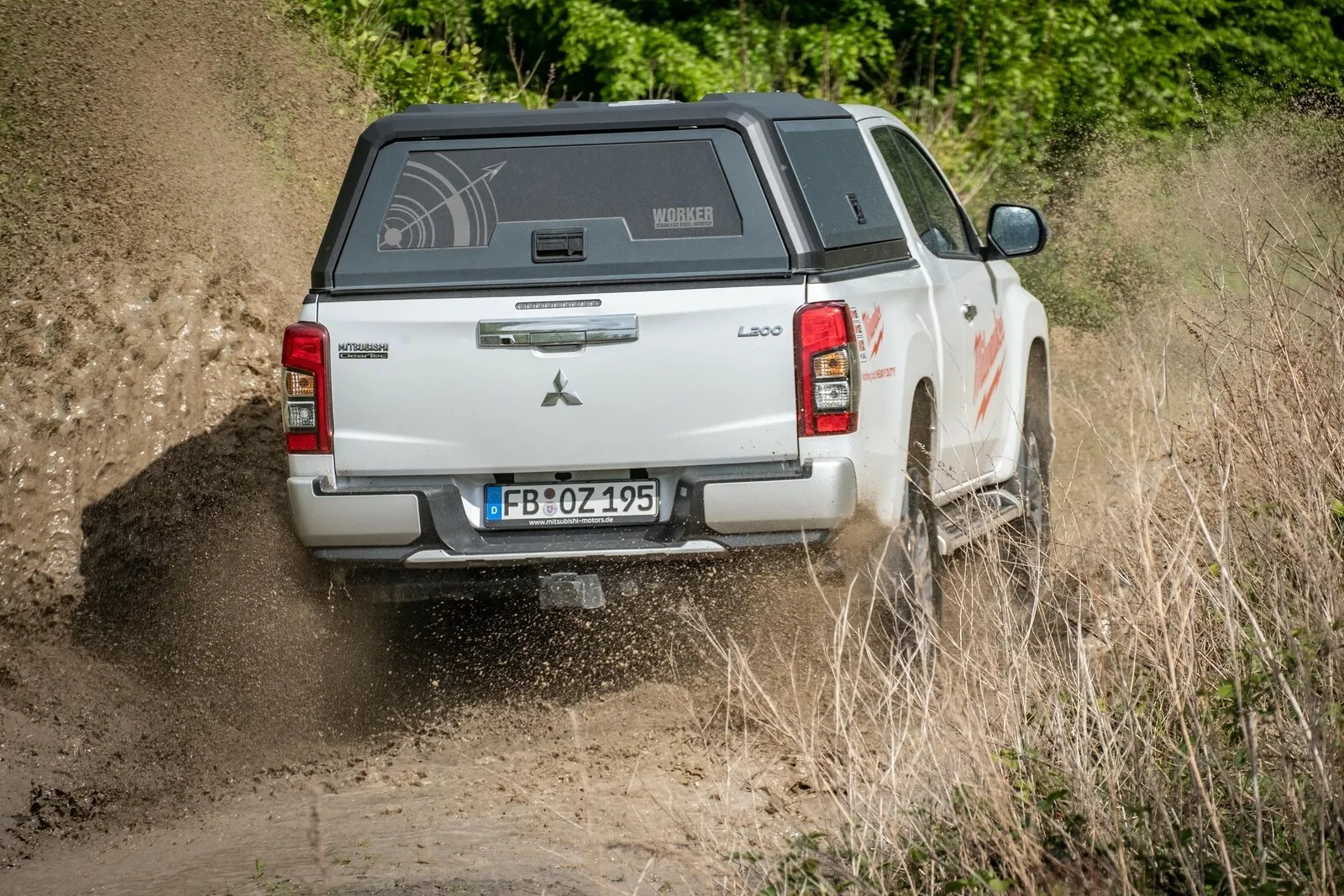 Überhang? Kein Problem: Die Hinterachse des Pick.-up kann per Luftkissen angehoben werden, um Bodenkontakt zu vermeiden.