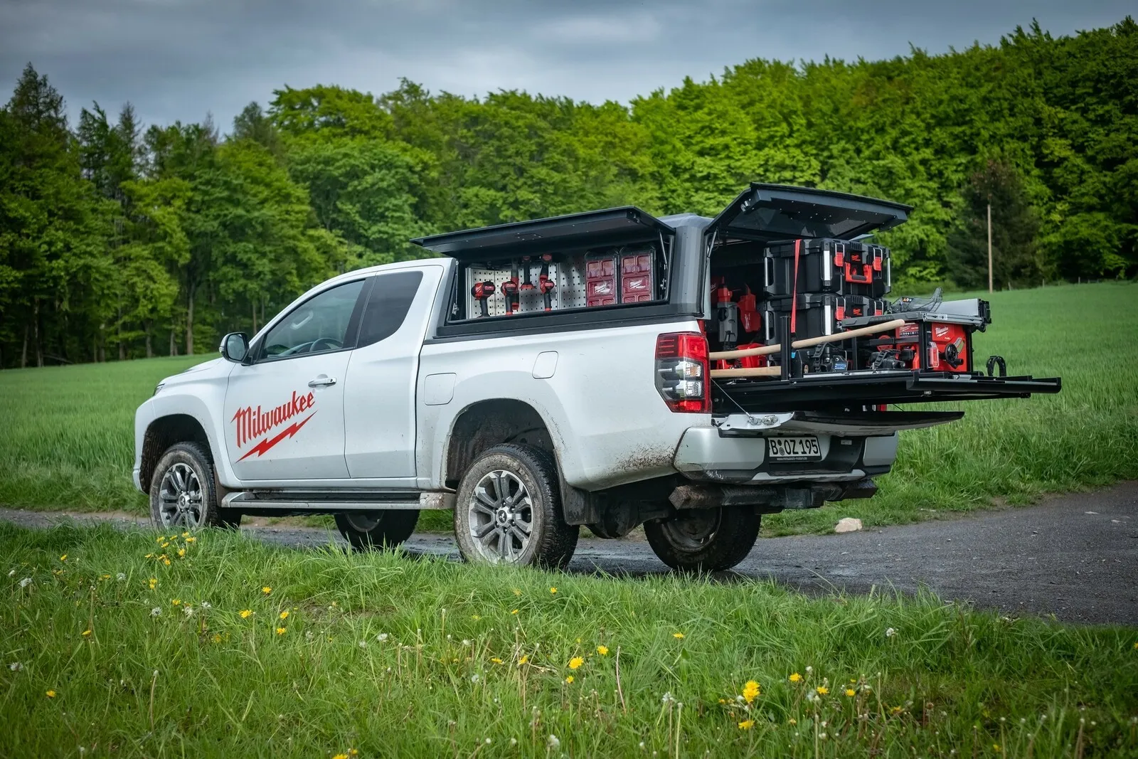 Rampensau: Der Ausbau des Mitsubishi ermöglicht 450 Kilogramm auf dem hinteren Auszug, Seitlich gelangt man zu den kleineren Werkzeugen.