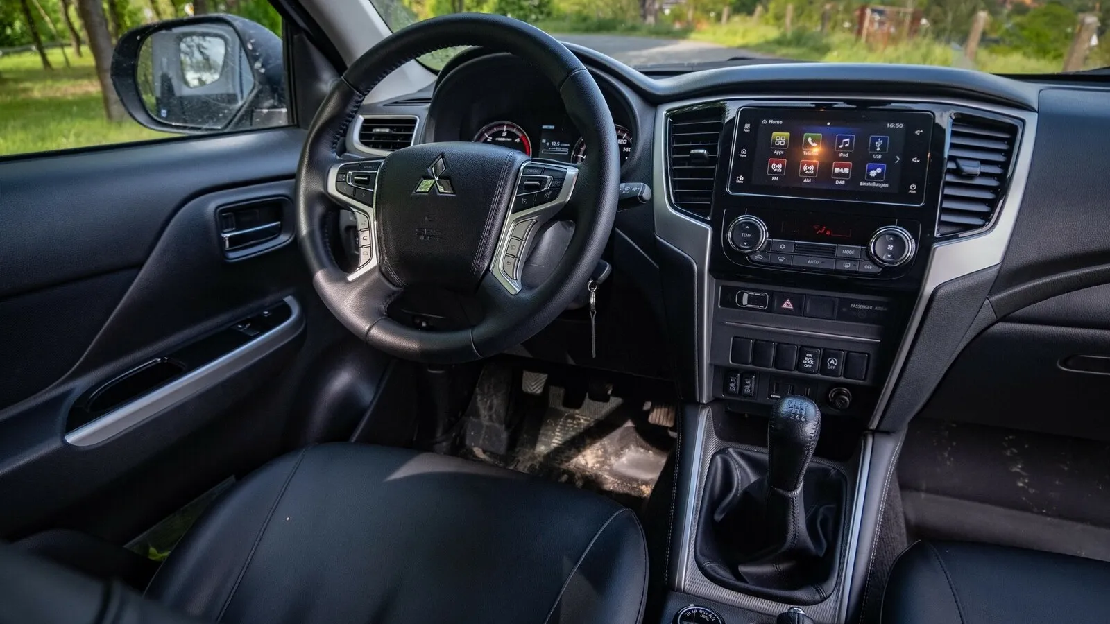 Typisch Mitsubishi: Fans der Marke erkennen hier typische Elemente wieder. Das Lederlenkrad macht eine gute Figur, die Mittelkonsole ist übersichtlich und intuitiv gestaltet.