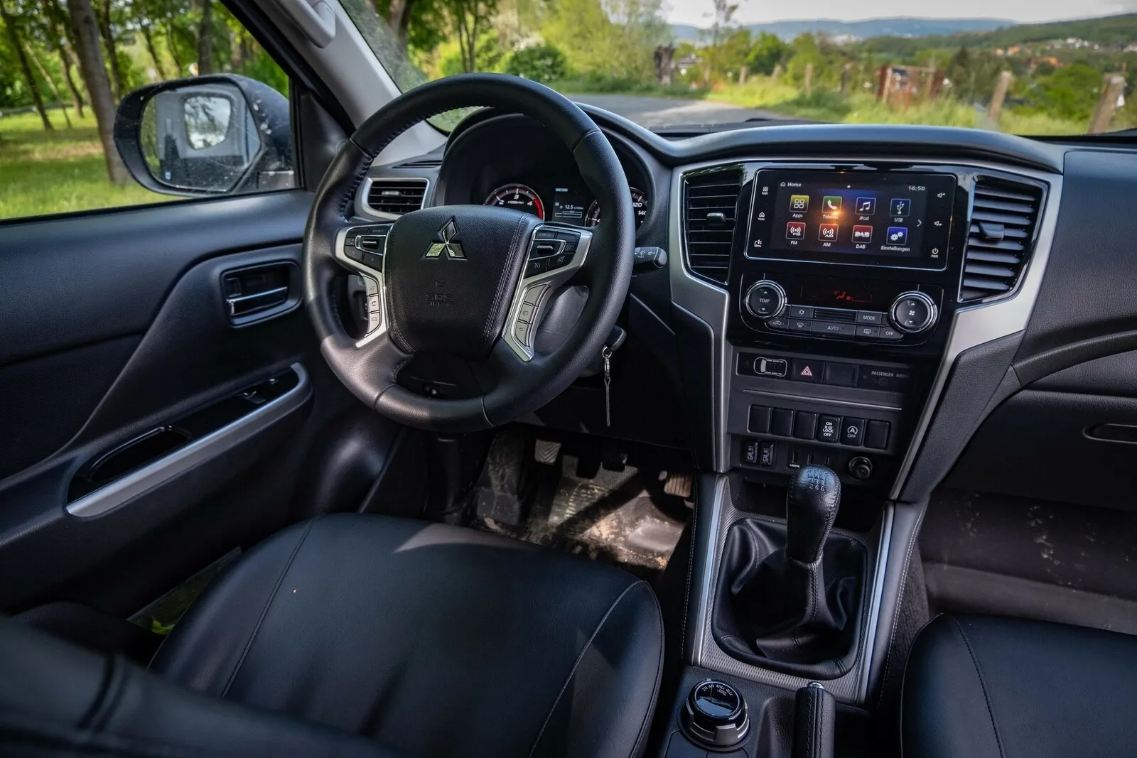 Typisch Mitsubishi: Fans der Marke erkennen hier typische Elemente wieder. Das Lederlenkrad macht eine gute Figur, die Mittelkonsole ist übersichtlich und intuitiv gestaltet.