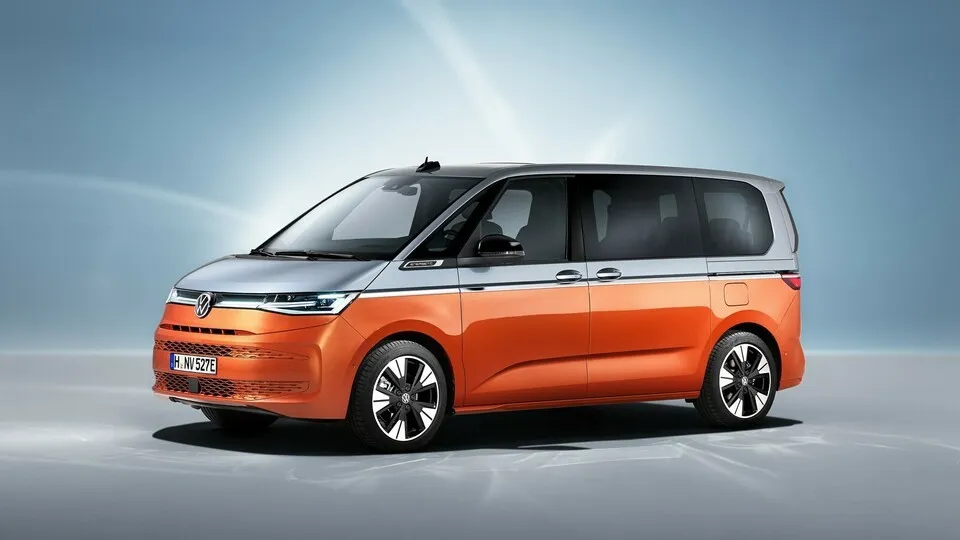 Mit einer neuen Architektur grenzt sich der Multivan als T7 vom derzeitigen Transporter-Modell T6.1 ab. Der Transporter-Nachfolger wird in Zusammenarbeit mit Ford entwickelt.