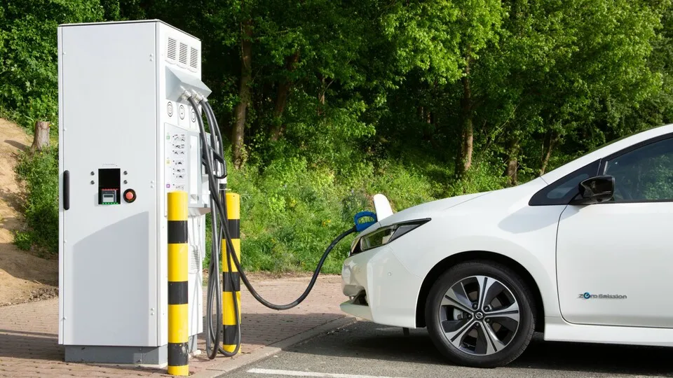 Der Nissan Leaf setzt auf Chademo: Der Ladenetzbetreiber Allego verzichtet jetzt auf diesen Steckertyp.
