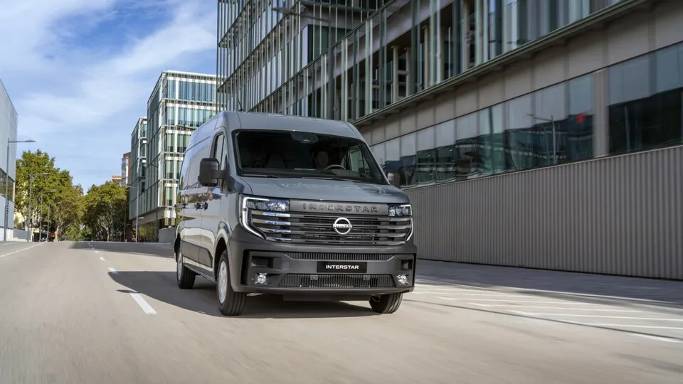 Nissans neues LCV-Flaggschiff Interstar: Markanter Kühlergrill, Logo und Schriftzug sorgen für Eigenständigkeit.