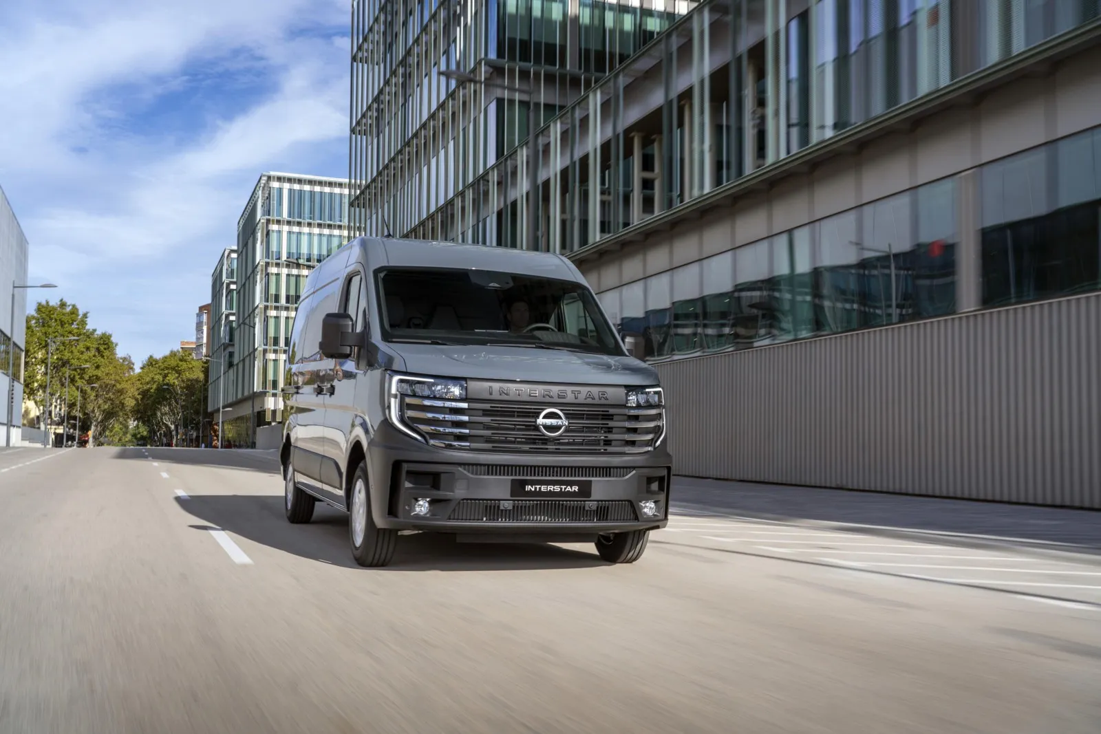 Nissans neues LCV-Flaggschiff Interstar. Gleich ins Auge fällt die markante Frontpartie. Der breite Kühlergrill mit dem prominent platzierten Markenlogo und der Interstar-Schriftzug verleihen dem Transporter eine eigenständige Identität, die ihn vom Renault Master abhebt.