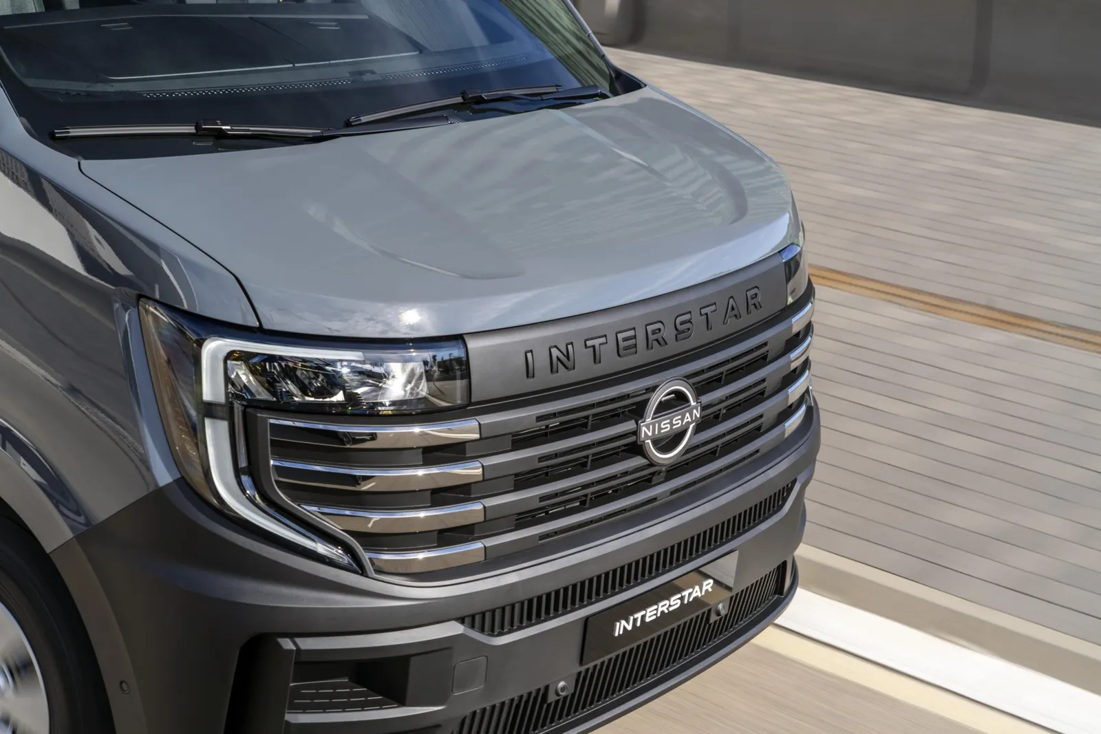 Zudem verspricht die aerodynamisch optimierte Karosserie mit kürzerer Motorhaube und flacher geneigter Windschutzscheibe eine verbesserte Effizienz gegenüber dem Vorgängermodell.