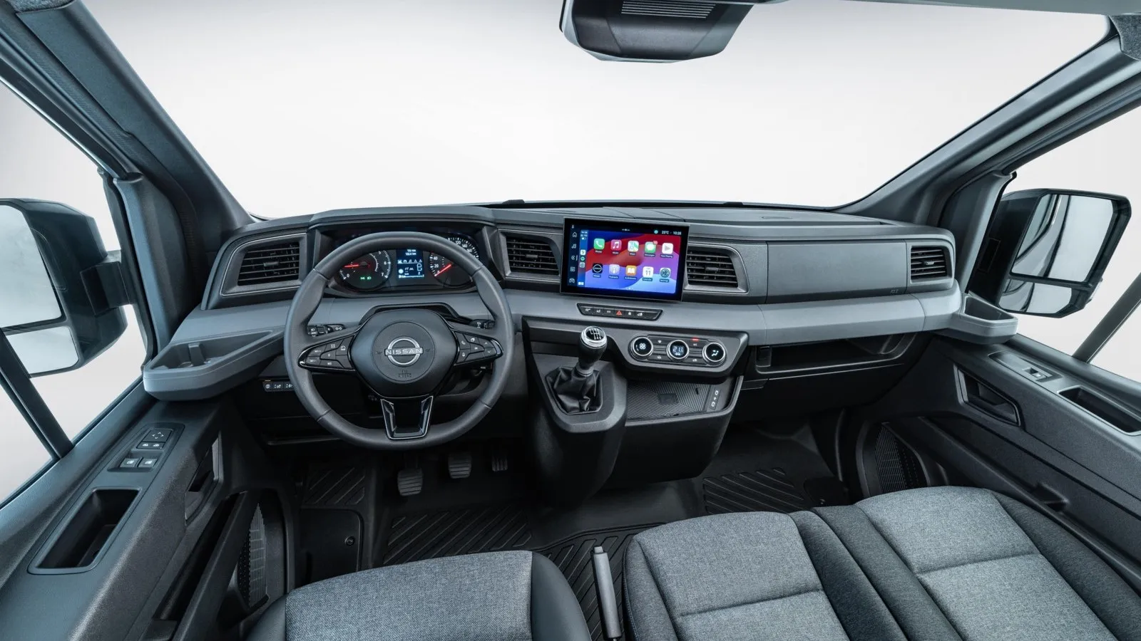 Das komplett überarbeitete Interieur, hier die dreisitzige Ausführung, bietet Komfort und intuitive Bedienung gleichermaßen. Ebenfalls mit an Bord sind u. a. Apple CarPlay und Android Auto.