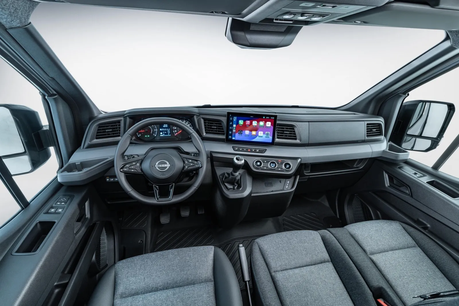 Das komplett überarbeitete Interieur, hier die dreisitzige Ausführung, bietet Komfort und intuitive Bedienung gleichermaßen. Ebenfalls mit an Bord sind u. a. Apple CarPlay und Android Auto.