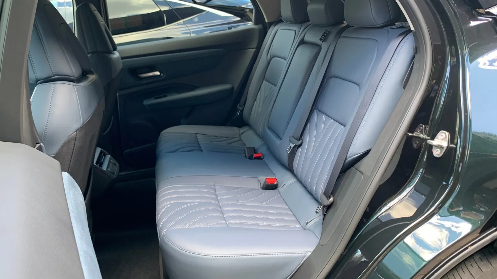 Auch auf den hinteren Plätzen des Nissan Aryia haben Passagiere viel Platz.