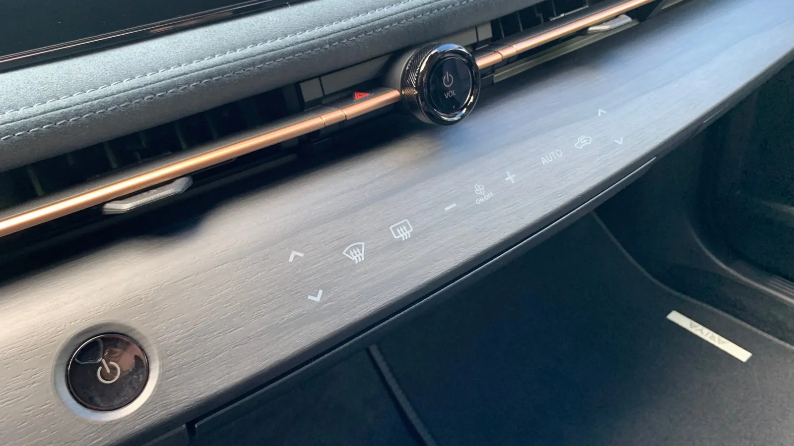 Viele Funktionen lassen sich per Sprache steuern oder über die minimalistische Armaturentafel. Diese fügt sich nahtlos in das Interieur-Design des Ariya ein und kommt weitgehend ohne klassische Bedienknöpfe und -schalter aus – abgesehen beispielsweise vom Lautstärkeregler und den wichtigsten Lenkradtasten. Hinzu kommen kapazitive haptische Schalter, die bei Berührung eine Rückmeldung liefern.