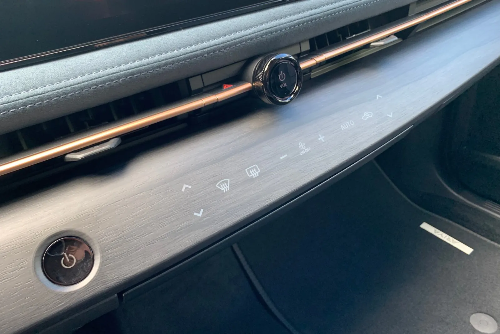 Viele Funktionen lassen sich per Sprache steuern oder über die minimalistische Armaturentafel. Diese fügt sich nahtlos in das Interieur-Design des Ariya ein und kommt weitgehend ohne klassische Bedienknöpfe und -schalter aus – abgesehen beispielsweise vom Lautstärkeregler und den wichtigsten Lenkradtasten. Hinzu kommen kapazitive haptische Schalter, die bei Berührung eine Rückmeldung liefern.