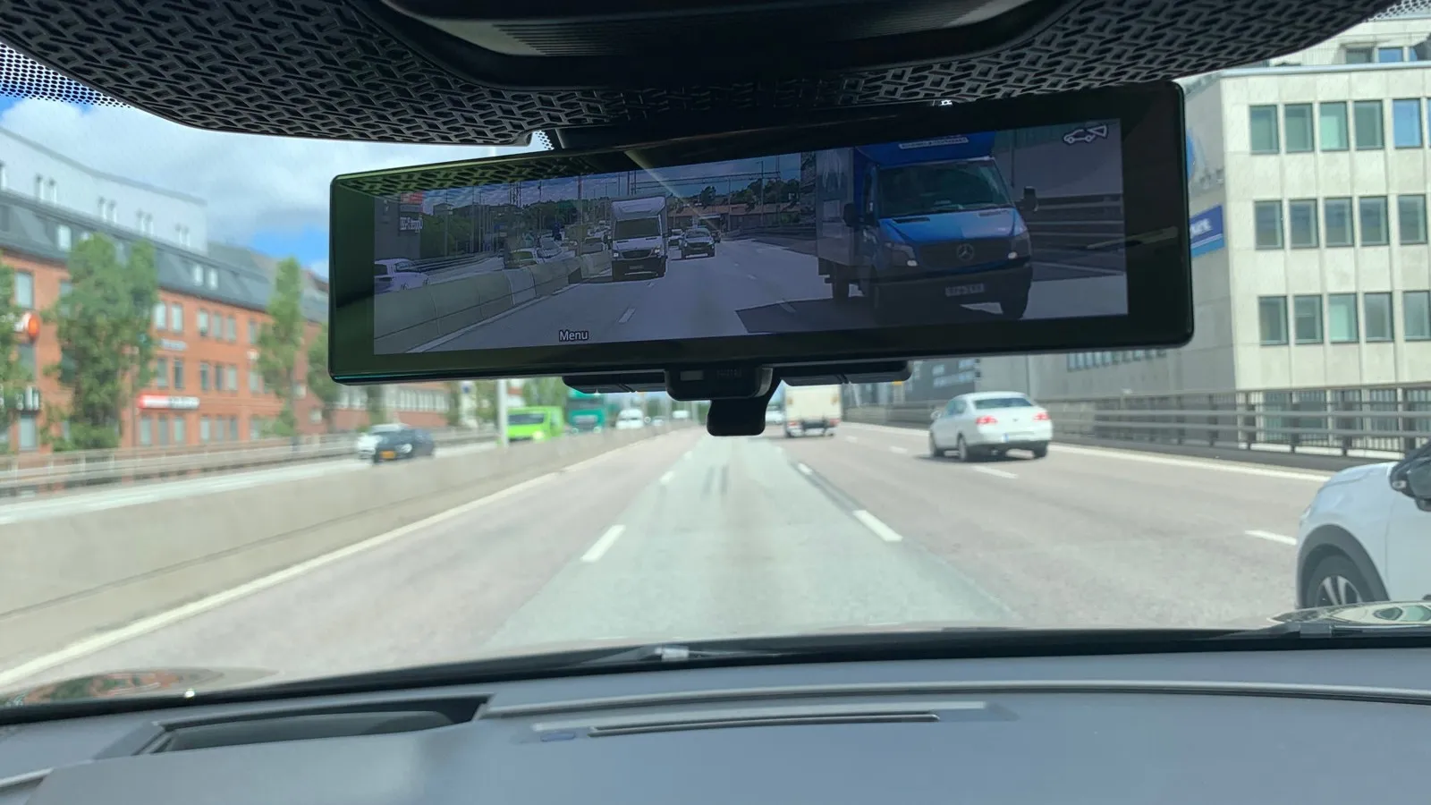 Einen digitalen, kamerabasierten Innenspiegel gibt es in der Basis gegen Aufpreis im Tech-Pack zusammen mit dem Head-up-Display und Bose-Lautsprecher für rund 1.680 Euro (Serie im Evolve Pack).