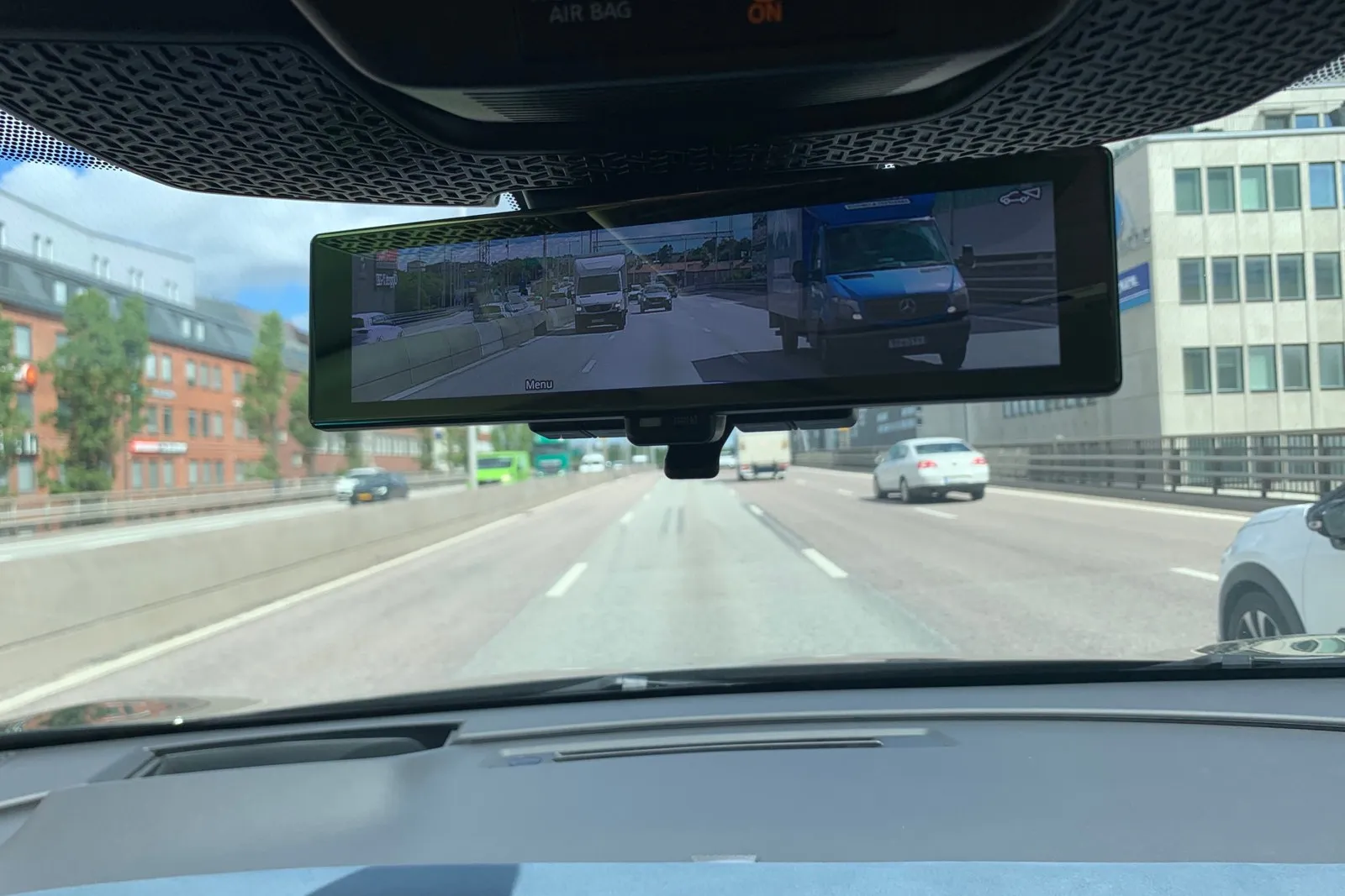 Einen digitalen, kamerabasierten Innenspiegel gibt es in der Basis gegen Aufpreis im Tech-Pack zusammen mit dem Head-up-Display und Bose-Lautsprecher für rund 1.680 Euro (Serie im Evolve Pack).