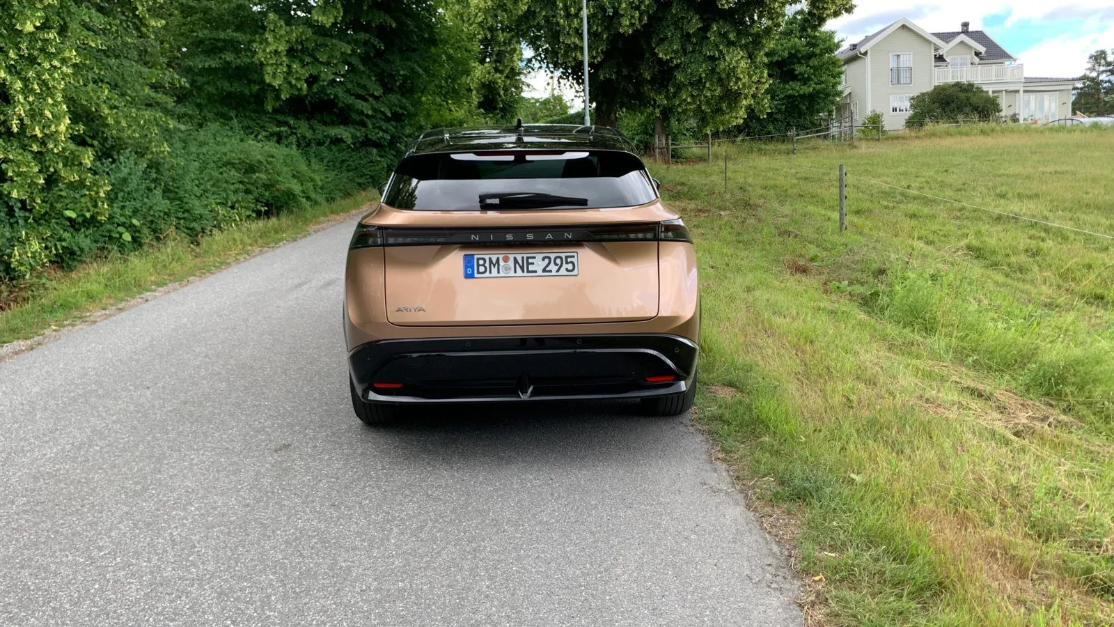Das schmale LED-Rücklicht erstreckt sich beim Nissan Ariya über die komplette Fahrzeugbreite.