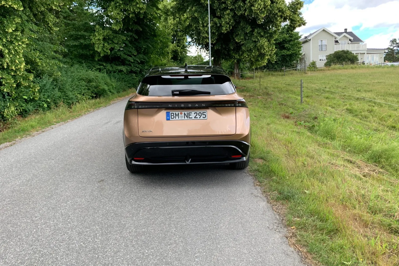 Das schmale LED-Rücklicht erstreckt sich beim Nissan Ariya über die komplette Fahrzeugbreite.